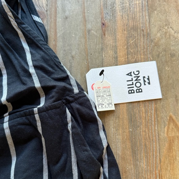 Billabong NWT overall striped Wild Pursuit Short Overall Romper in black stripe - Picture 10 of 16
